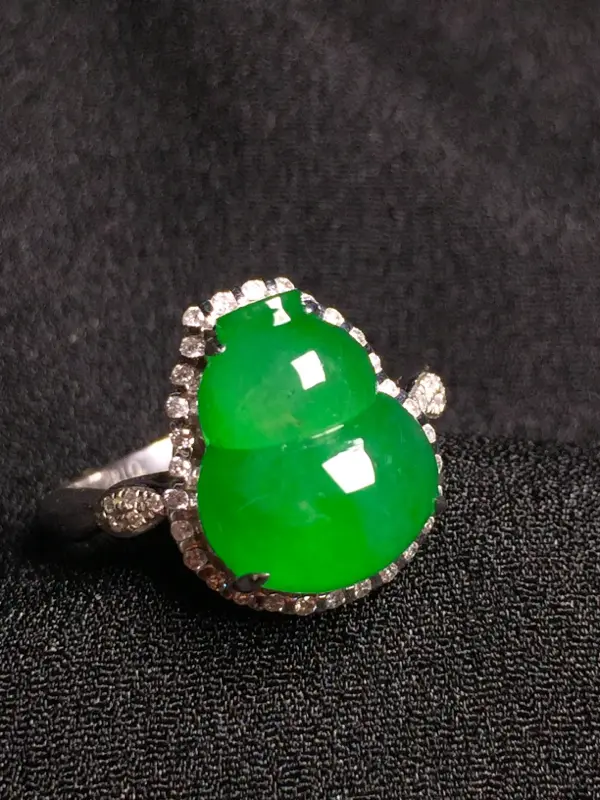 满绿葫芦戒指，18k金钻石镶嵌，种水超好，玉质细腻。**