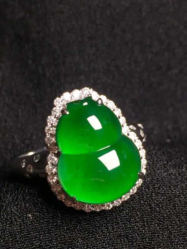 满绿葫芦戒指，18k金钻石镶嵌，种水超好，玉质细腻。