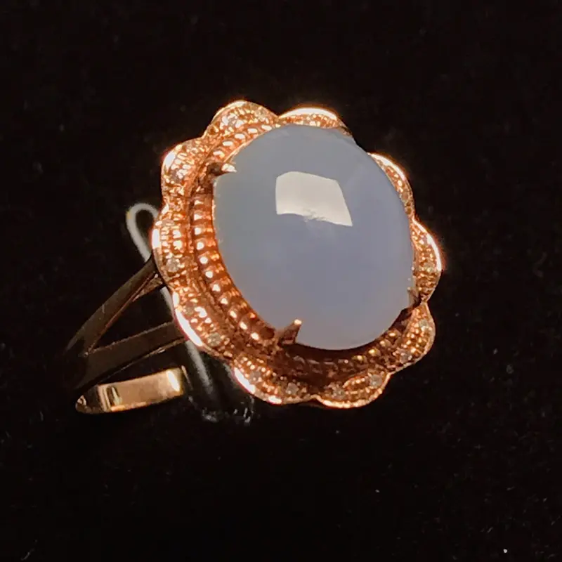18k伴钻镶嵌，淡紫蛋面戒指，款式精美，圆润饱满，佩戴迷人。