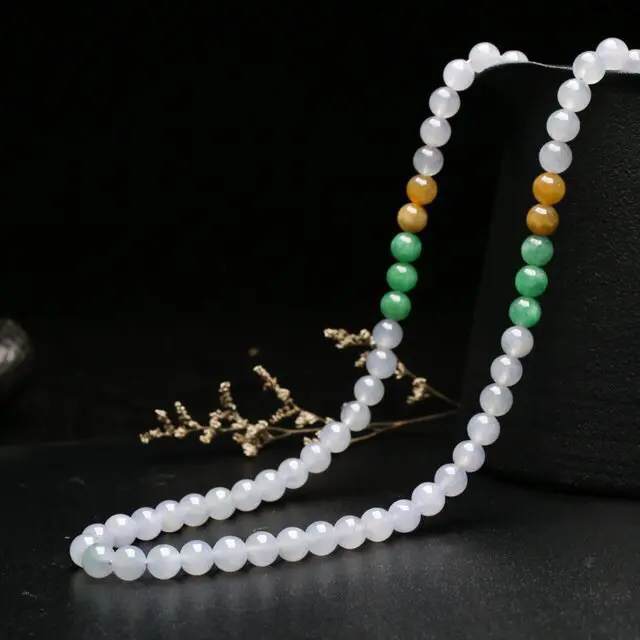 天然翡翠珠链，共108颗翡翠珠子，取其中一颗珠尺寸大约6.4mm，珠子饱满圆润，色泽清爽淡雅，靓丽秀气，佩戴效果高贵漂亮，有天然杂质，配珠为饰品珠。