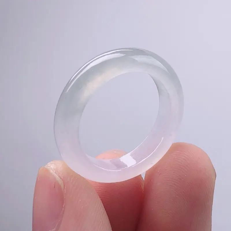 老坑种精美水润玉戒指 非常特色的一款指环 半山半水 种水足光感强 质地细腻 一款戒指可以戴出两种品味 商品尺寸 内径18.8mm 宽5.2mm 厚3.2mm