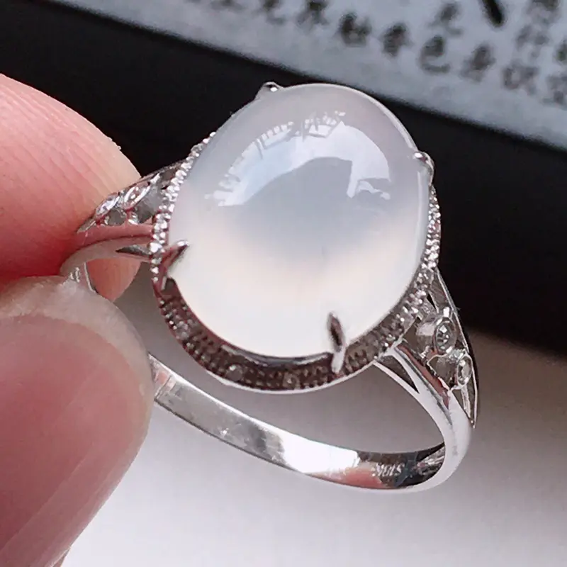 精品翡翠18k镶嵌伴钻戒指，玉质莹润，佩戴效果更美，尺寸：内径尺寸：17.4MM，裸石尺寸：11.6*9.3*4.2MM，总质量：2.3g
