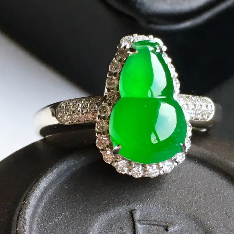 18k金镶钻，满绿葫芦戒指，佩戴效果更佳，整体尺寸9.1*13.6*8.6