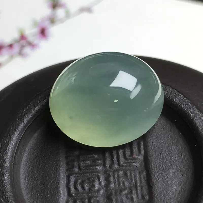 冰种大蛋面裸石，大个饱满，圆润饱满，干净起光，没有纹裂。可镶嵌成戒指。尺寸：14.7-12.7-9.1