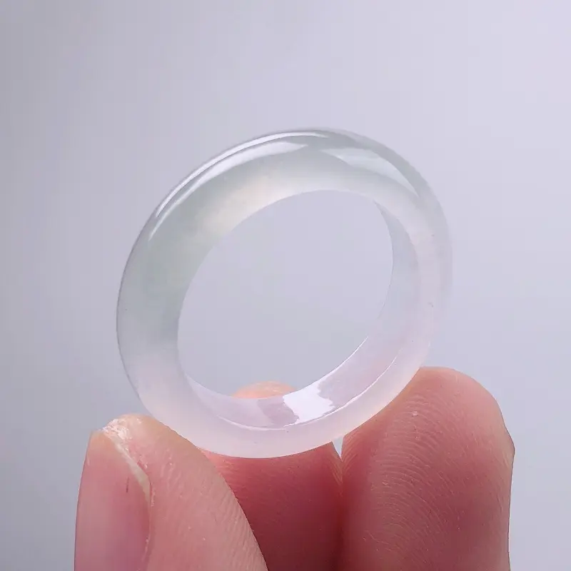 老坑种精美水润玉戒指 非常特色的一款指环 半山半水 种水足光感强 质地细腻 一款戒指可以戴出两种品味 商品尺寸 内径18.8mm 宽5.2mm 厚3.2mm