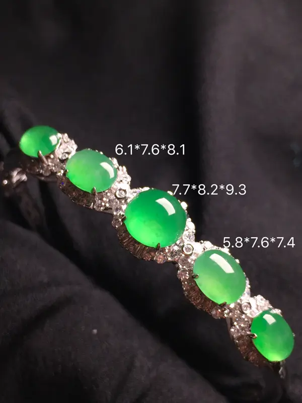 阳绿蛋面手环，18k金钻石镶嵌，种水超好，玉质细腻。