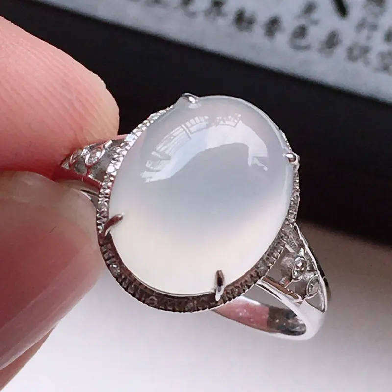 精品翡翠18k镶嵌伴钻戒指，玉质莹润，佩戴效果更美，尺寸：内径尺寸：17.4MM，裸石尺寸：11.6*9.3*4.2MM，总质量：2.3g