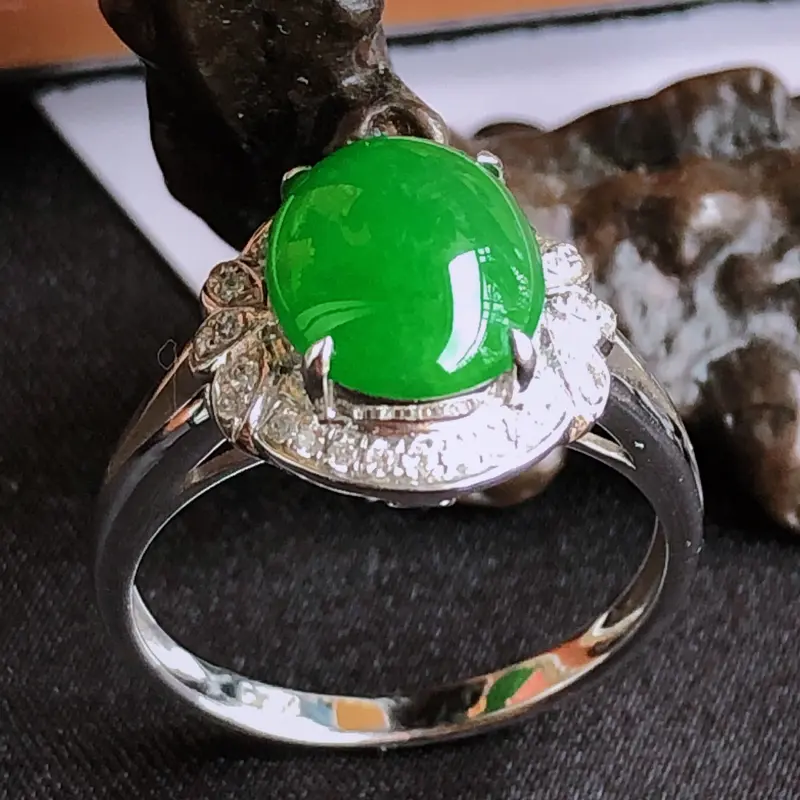 天然a货翡翠满阳绿18k镶金钻戒指，玉质细腻，种水足