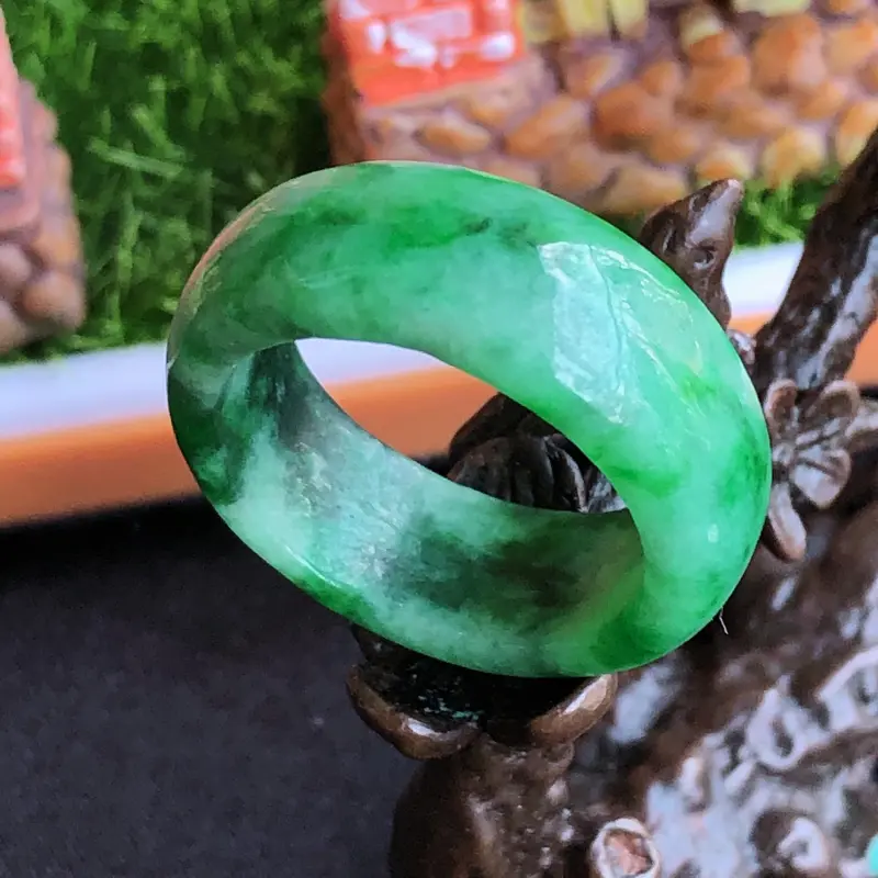 天然a货翡翠满绿戒指，玉质细腻，水润