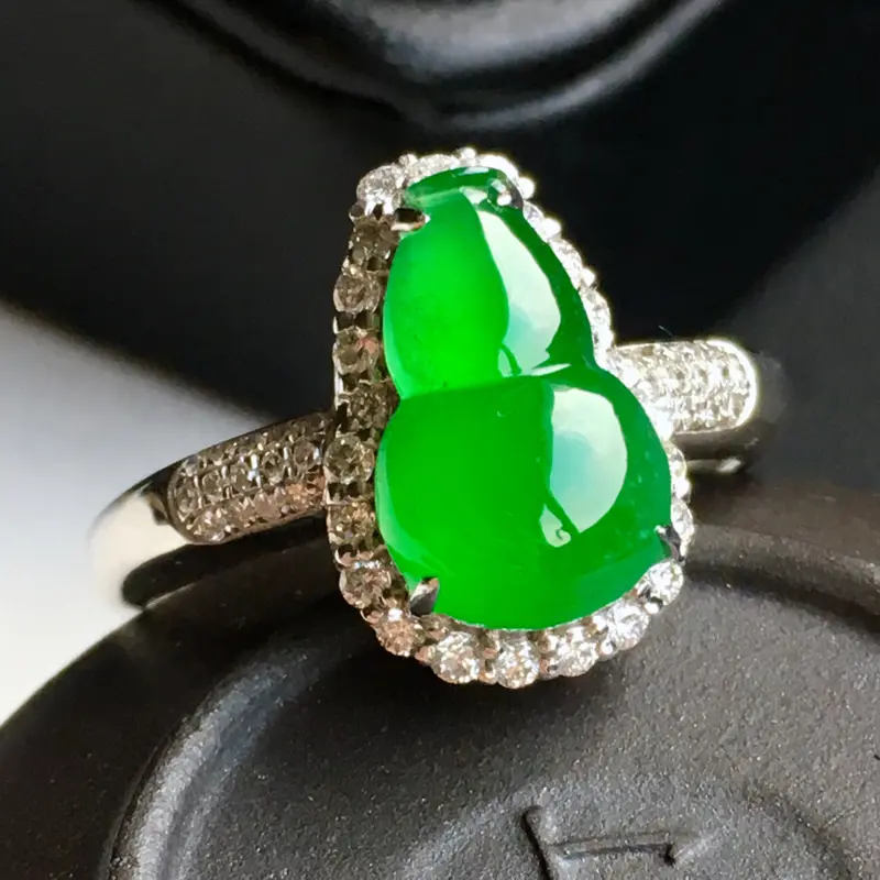 18k金镶钻，满绿葫芦戒指，佩戴效果更佳，整体尺寸9.1*13.6*8.6