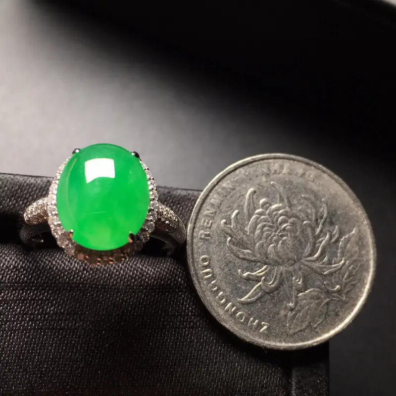 满绿蛋面戒指，18K金镶嵌，无裂，质量杠杠的，性价比高！整体：13.5*11.5*8.6mm