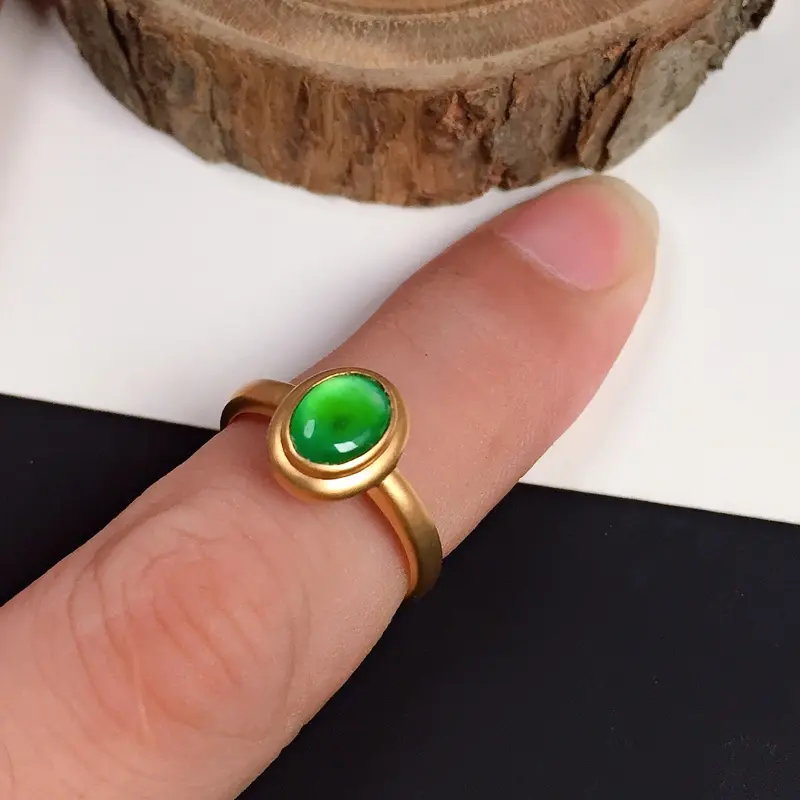 冰种翠绿翡翠戒指，种水好，色泽清新亮丽，优雅迷人，指圈#13.5，裸石尺寸：8*6.2*2