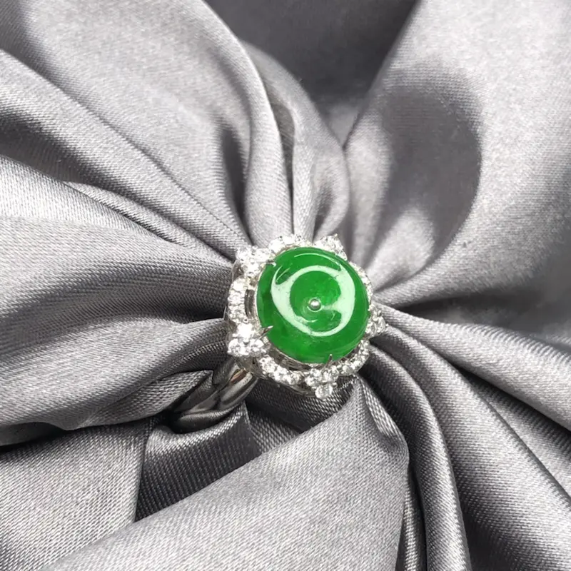 18k金设计款镶嵌冰阳绿平安扣戒指，水润透亮，起胶起荧光，高贵大方优雅。整体尺寸：13.8*13.9*9