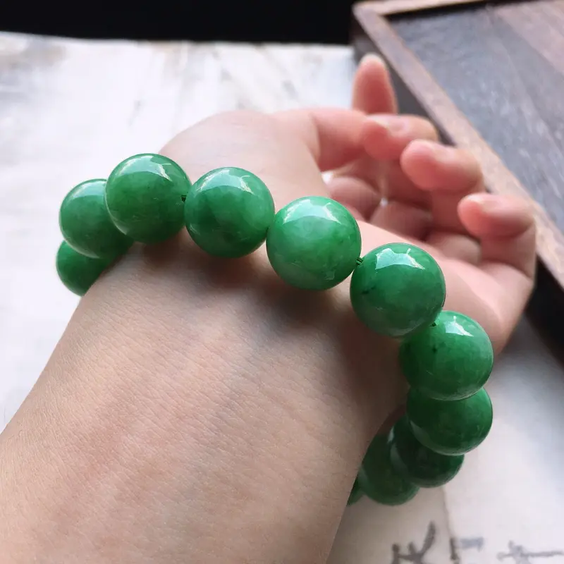缅甸翡翠满绿圆珠手串，自然光实拍，玉质莹润，佩戴佳品，单颗尺寸：12.8 mm，重66.68克