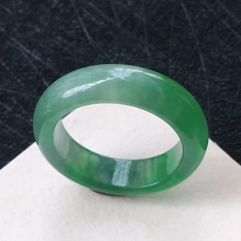 翡翠飘绿圆戒指环，种水好玉质细腻温润。