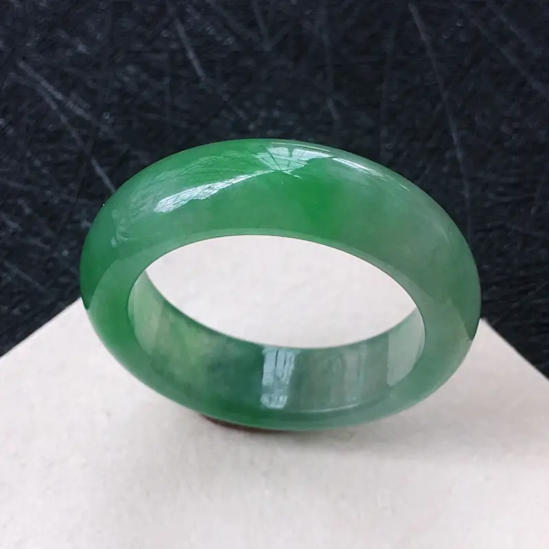 翡翠飘绿圆戒指环，种水好玉质细腻温润。