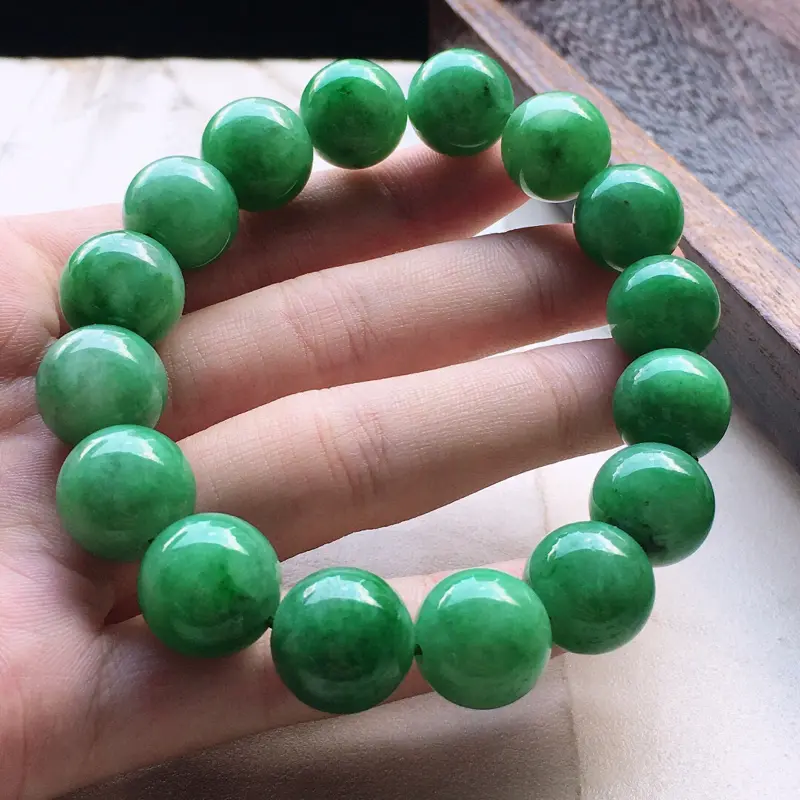 缅甸翡翠满绿圆珠手串，自然光实拍，玉质莹润，佩戴佳品，单颗尺寸：12.8 mm，重66.68克