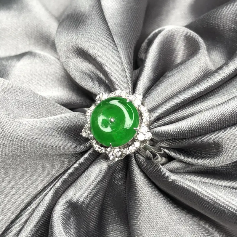 18k金设计款镶嵌冰阳绿平安扣戒指，水润透亮，起胶起荧光，高贵大方优雅。整体尺寸：13.8*13.9*9