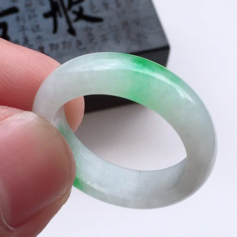 精品翡翠戒指，玉质莹润，佩戴效果更美，尺寸：内径：18.8MM，玉：6.3*3.6MM，总质量：4g