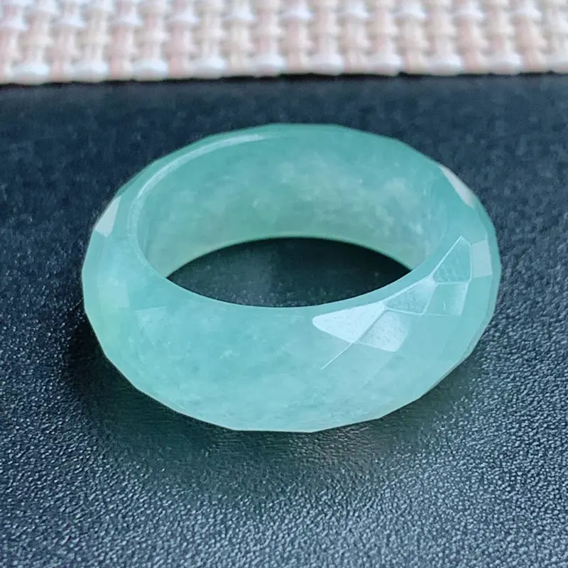 菱面戒指、尺寸：16.3/7.4/3.4mm，A货翡翠冰透带绿菱形面戒指、编号1014**