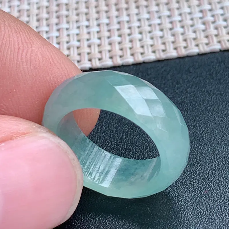 菱面戒指、尺寸：16.3/7.4/3.4mm，A货翡翠冰透带绿菱形面戒指、编号1014**