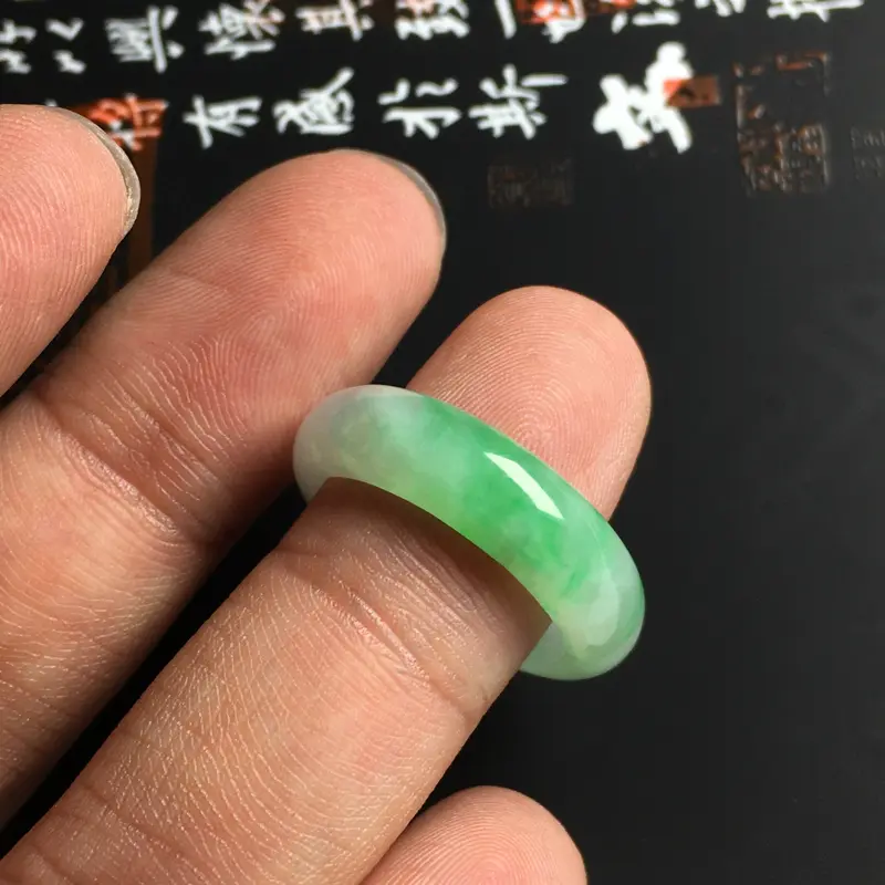 细糯种带色指环 内径18 宽6 厚3毫米 玉质水润 色彩亮丽