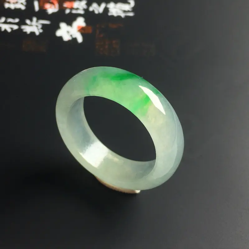 冰糯种飘绿指环 内径19.8 宽6.5 厚3毫米 水润通透 翠色亮丽