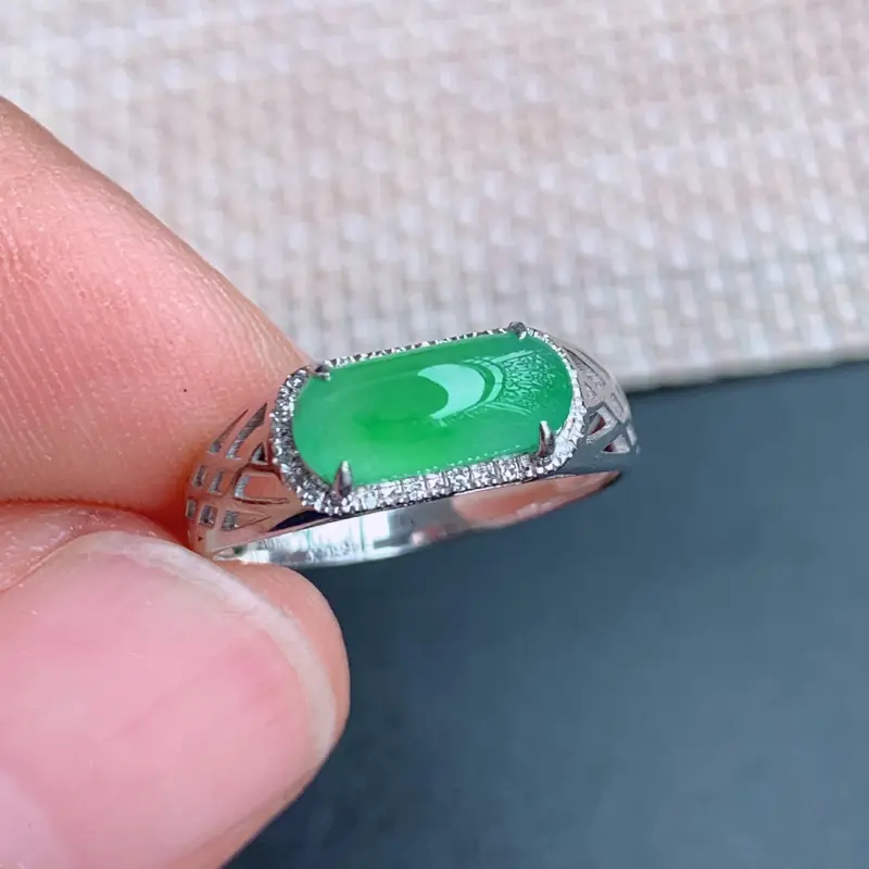 满绿戒指、尺寸：内径17mm裸石4.4/10.2/3mm含金5.8/18.7/22.6mm，A货翡翠18k金伴钻满绿戒指、编号1016**
