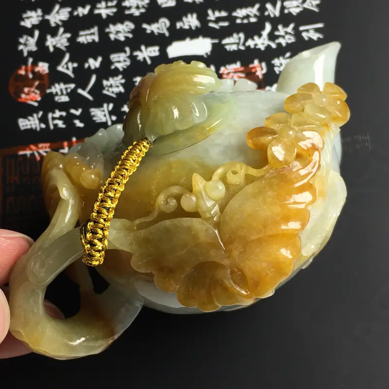 糯种黄翡茶壶摆件  尺寸89-64-36毫米 色彩亮丽 雕工精湛