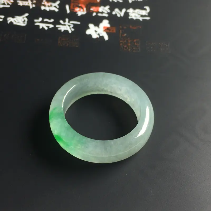冰糯种飘绿指环 内径19.8 宽6.5 厚3毫米 水润通透 翠色亮丽