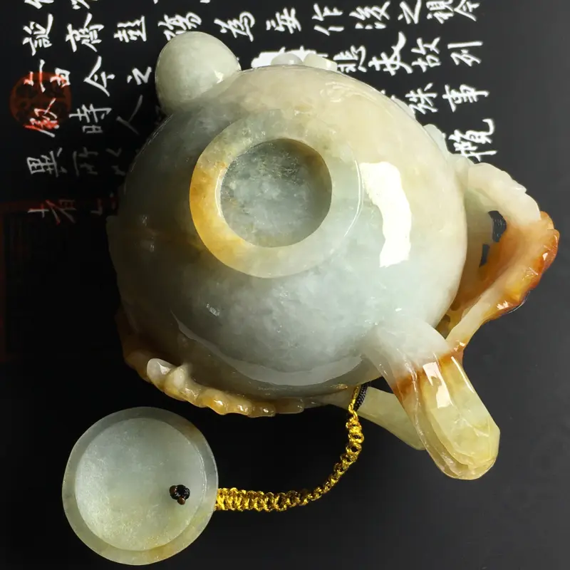 糯种黄翡茶壶摆件  尺寸89-64-36毫米 色彩亮丽 雕工精湛