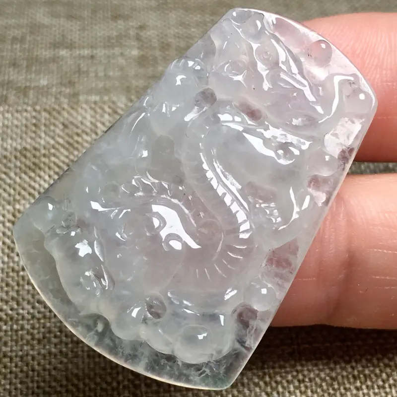 【冰种龙牌挂件,玉质细腻,料子干净,莹润光泽,冰润通透,水头足,雕刻精细,寓意:生意兴隆,尺寸:36.1*25*5,7】图3