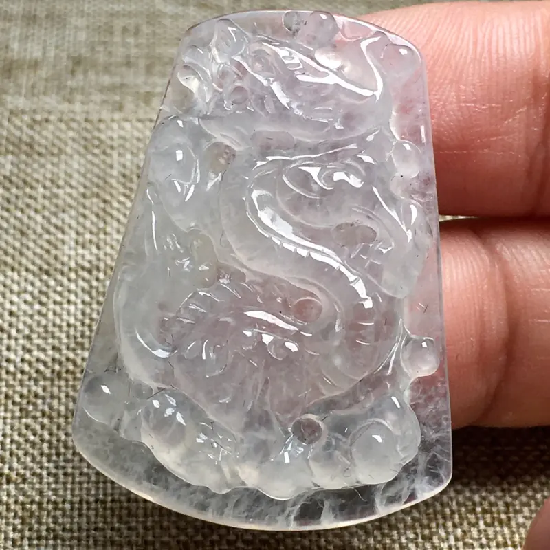 【冰种龙牌挂件,玉质细腻,料子干净,莹润光泽,冰润通透,水头足,雕刻精细,寓意:龙马精神,尺寸:38.4*26.3*5.2】图4