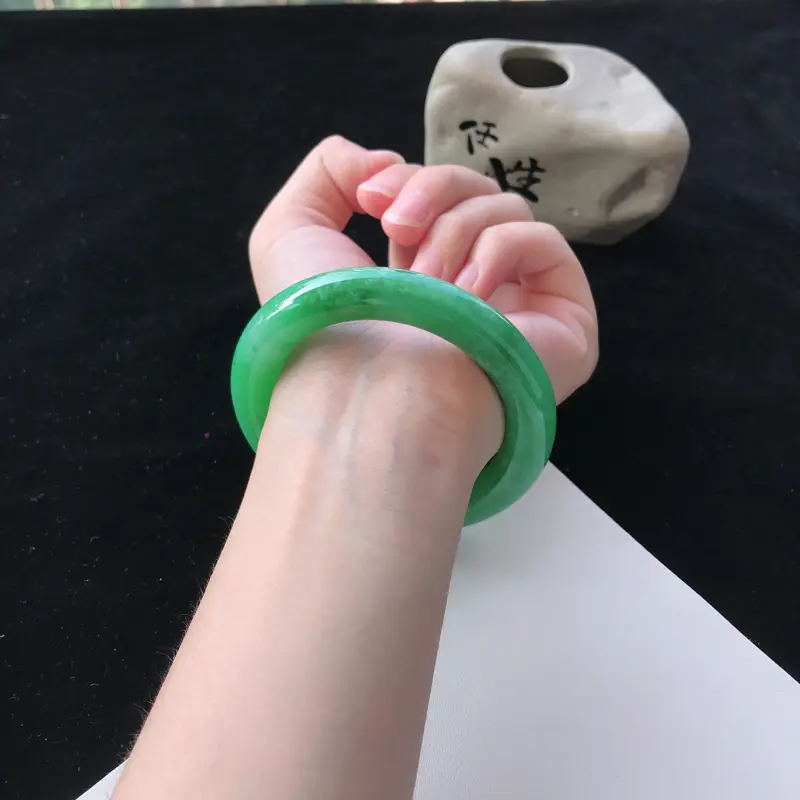 【圈口:57.4mm天然翡翠A货细糯种满绿色圆条手镯,尺寸57.4*11.8mm,玉质细腻,种水好,底色好,上手效果漂亮】图8