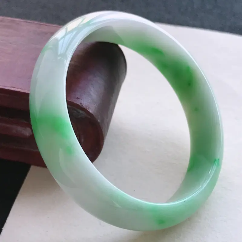 飘绿正圈手镯53-54圈品相清爽优雅，佩戴效果更佳。尺寸：53.8/13.9/6.2mm