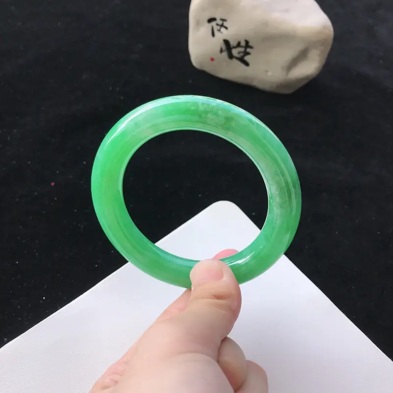 【圈口:57.4mm天然翡翠A货细糯种满绿色圆条手镯,尺寸57.4*11.8mm,玉质细腻,种水好,底色好,上手效果漂亮】图1