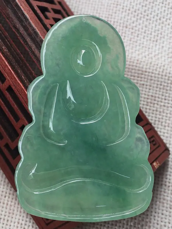 【冰带底色度母挂件,面相慈祥,底色漂亮,玉质细腻,莹润光泽,料子干净,尺寸:58.3*37*5】图6