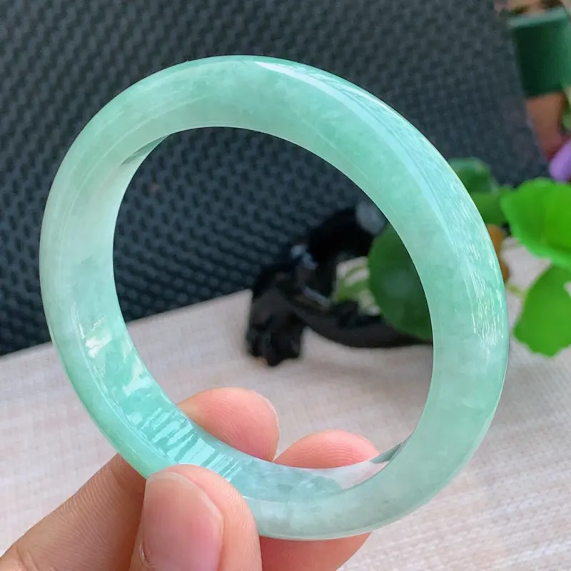 带绿手镯、尺寸：56.7/13/8.7mm，A货翡翠带绿宽边手镯、编号1018xs