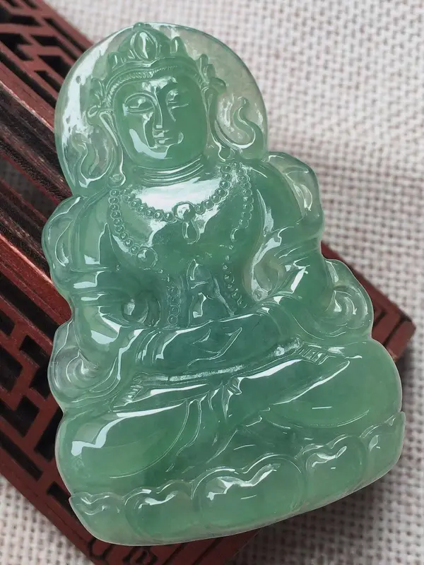 【冰带底色度母挂件,面相慈祥,底色漂亮,玉质细腻,莹润光泽,料子干净,尺寸:58.3*37*5】图1