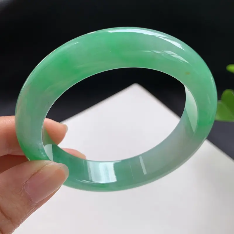 【飘绿正圈手镯,尺寸:56.5-13.7-9.4,细腻光滑,种水十足,色泽清新亮丽,】图4