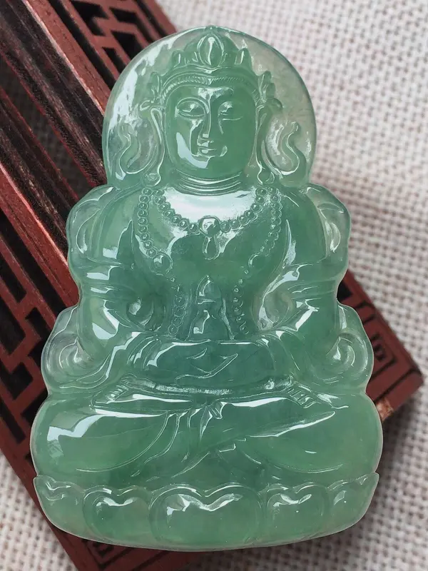 【冰带底色度母挂件,面相慈祥,底色漂亮,玉质细腻,莹润光泽,料子干净,尺寸:58.3*37*5】图3