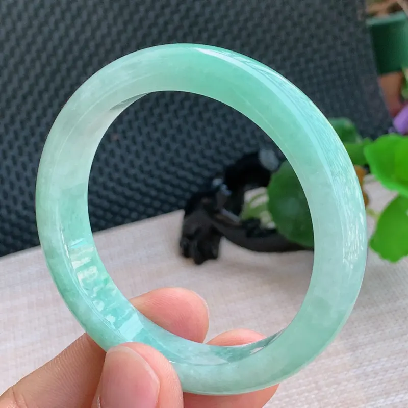 带绿手镯、尺寸：56.7/13/8.7mm，A货翡翠带绿宽边手镯、编号1018xs