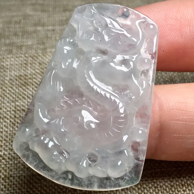 【冰种龙牌挂件,玉质细腻,料子干净,莹润光泽,冰润通透,水头足,雕刻精细,寓意:生意兴隆,尺寸:36.1*25*5,7】图1