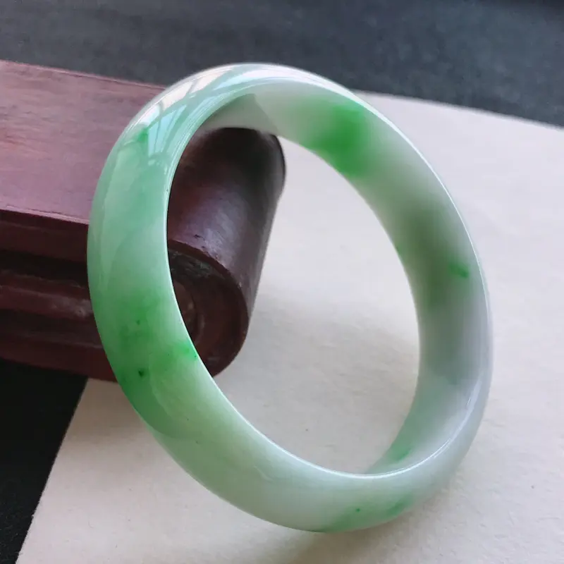 飘绿正圈手镯53-54圈品相清爽优雅，佩戴效果更佳。尺寸：53.8/13.9/6.2mm