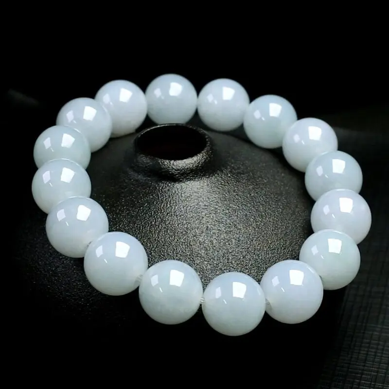 翡翠圆珠手串，共16颗珠子，取其中一颗圆珠直径大约13mm，珠子玉质莹润，亮丽秀气，上手佩戴效果高贵优雅。
