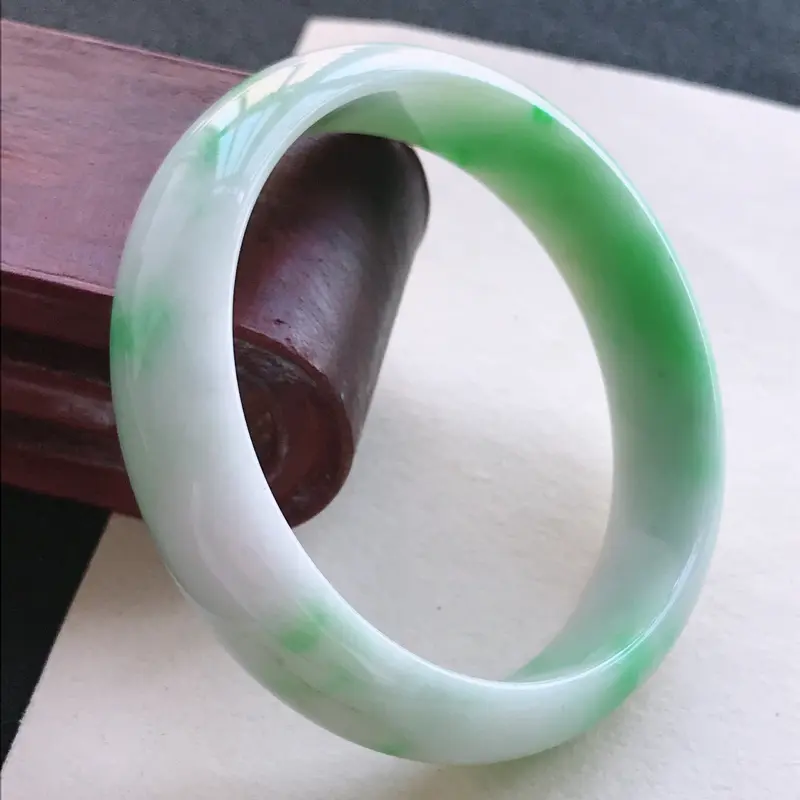 飘绿正圈手镯53-54圈品相清爽优雅，佩戴效果更佳。尺寸：53.8/13.9/6.2mm