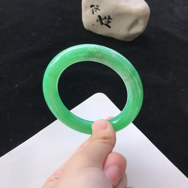 【圈口:57.4mm天然翡翠A货细糯种满绿色圆条手镯,尺寸57.4*11.8mm,玉质细腻,种水好,底色好,上手效果漂亮】图4