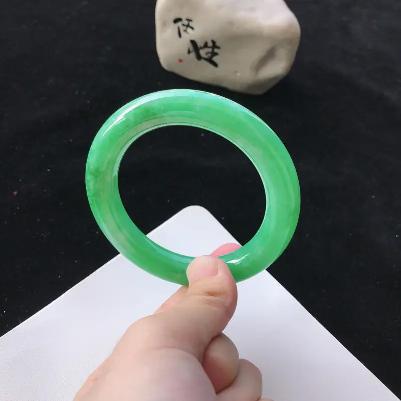 【圈口:57.4mm天然翡翠A货细糯种满绿色圆条手镯,尺寸57.4*11.8mm,玉质细腻,种水好,底色好,上手效果漂亮】图3