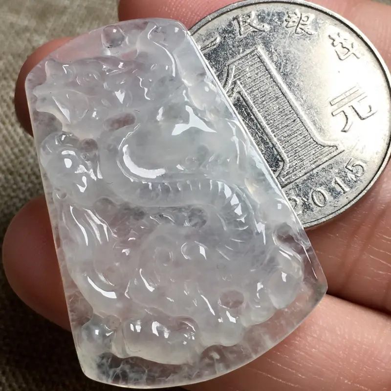 【冰种龙牌挂件,玉质细腻,料子干净,莹润光泽,冰润通透,水头足,雕刻精细,寓意:生意兴隆,尺寸:36.1*25*5,7】图6