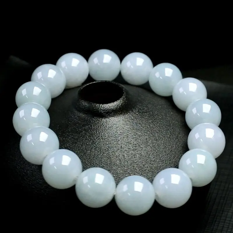 翡翠圆珠手串，共16颗珠子，取其中一颗圆珠直径大约13mm，珠子玉质莹润，亮丽秀气，上手佩戴效果高贵优雅。